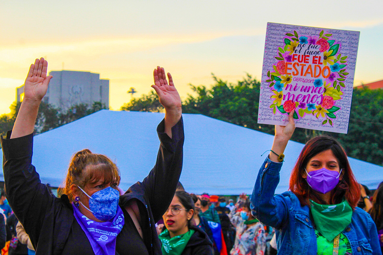 Una de las manifestaciones ciudadanas del 8 de marzo de 2023 exigiendo al Estado justicia para el caso del incendio del Hogar Seguro. Foto cortesía de Oleada Feminista.  